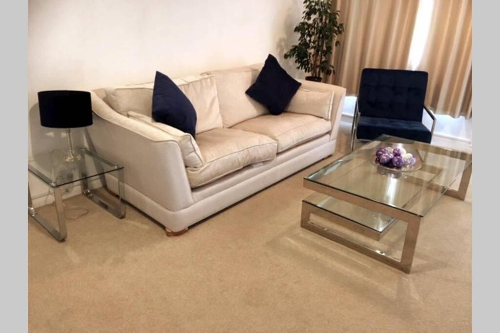 Kb99 Comfy 2 Bedroom House In Horsham, Pets Very Welcome With Easy Links To London And Gatwick Bagian luar foto