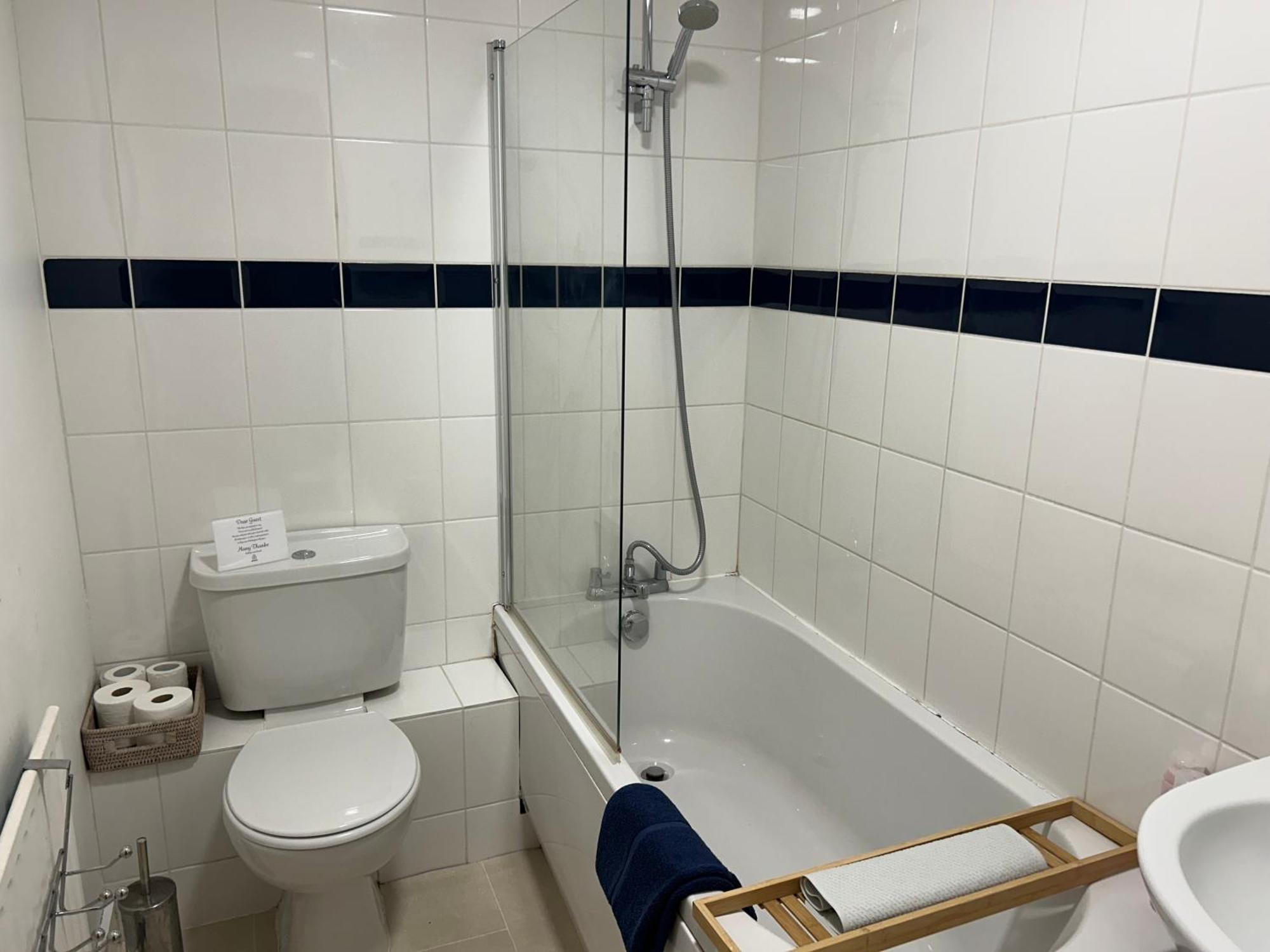 Kb99 Comfy 2 Bedroom House In Horsham, Pets Very Welcome With Easy Links To London And Gatwick Bagian luar foto